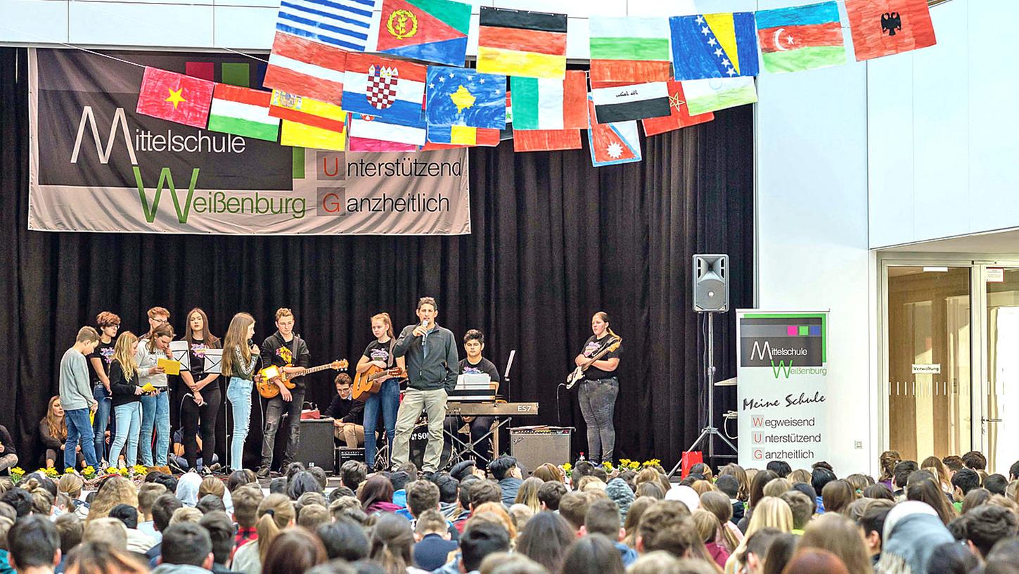 30 Nationen an der Mittelschule Weißenburg