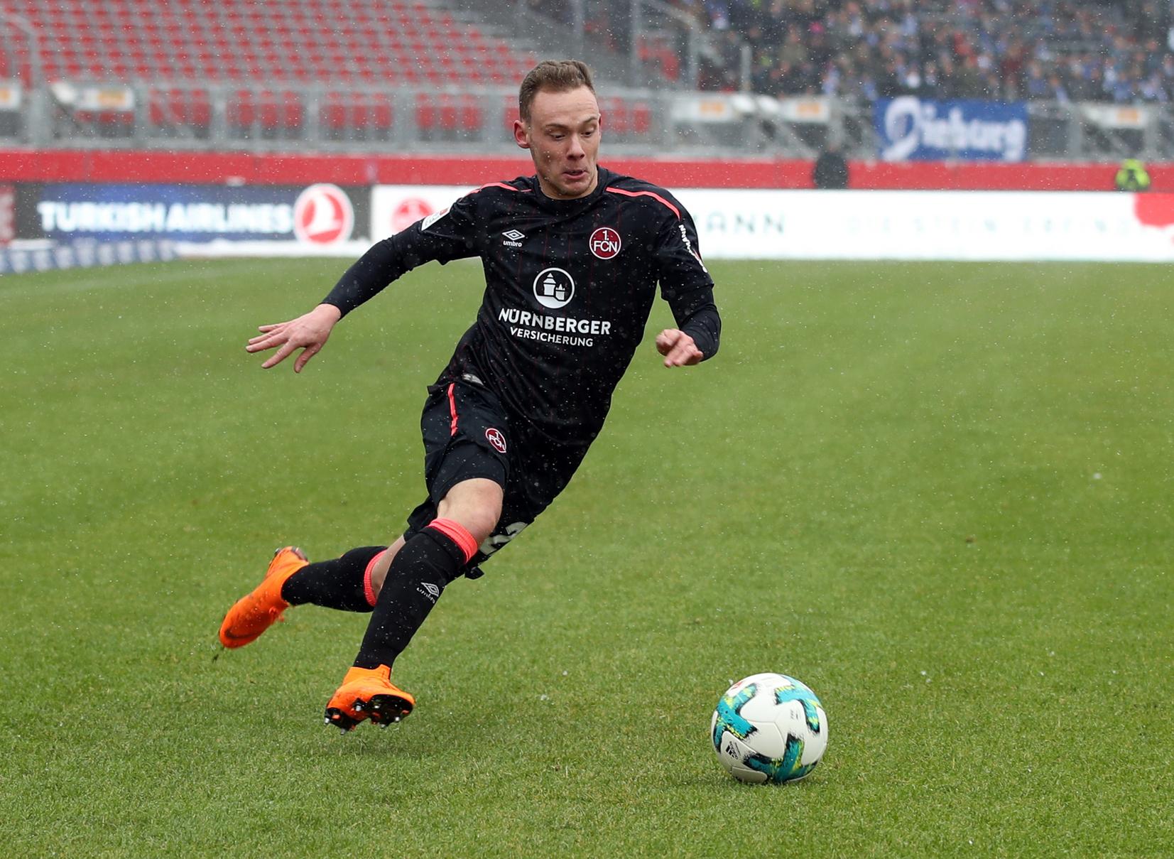 Kam zur Pause f&uuml;r Salli und brachte durchaus etwas Schwung. Feiner Pass auf M&ouml;hwald, im Abschluss allerdings ohne Pr&auml;zision. Redaktion: 3 | kicker: 3 | User: 3,3 (566 Stimmen)