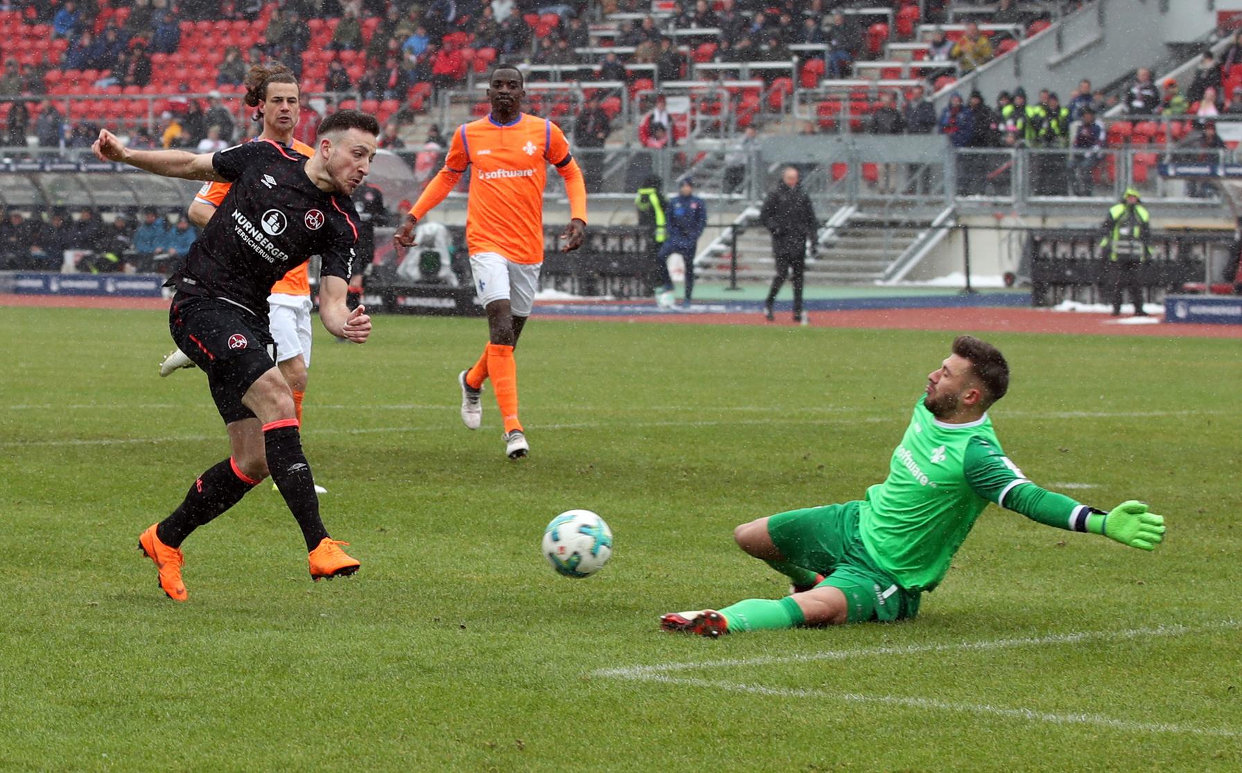 Schien beweisen zu wollen, dass er mit dem Club noch nicht abgeschlossen hat. Ergriff oft die Initiative, eroberte couragiert B&auml;lle und suchte selbst den Abschluss, vergab aber zwei Gro&szlig;chancen. Redaktion: 3 | kicker: 3,5 | User: 3,8 (573 Stimmen)