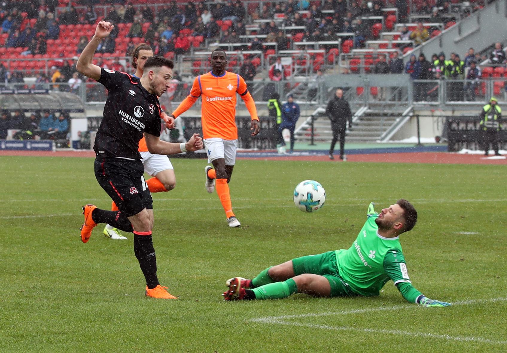 Bereits ein Vielzahl weitere Chancen stand auf dem rot-schwarzen Zettel, als Kevin M&ouml;hwald kurz vor Stundenfrist mit seinem zu flach angesetzten Versuch am herausst&uuml;rzenden Darmstadt-Keeper verzweifelte.