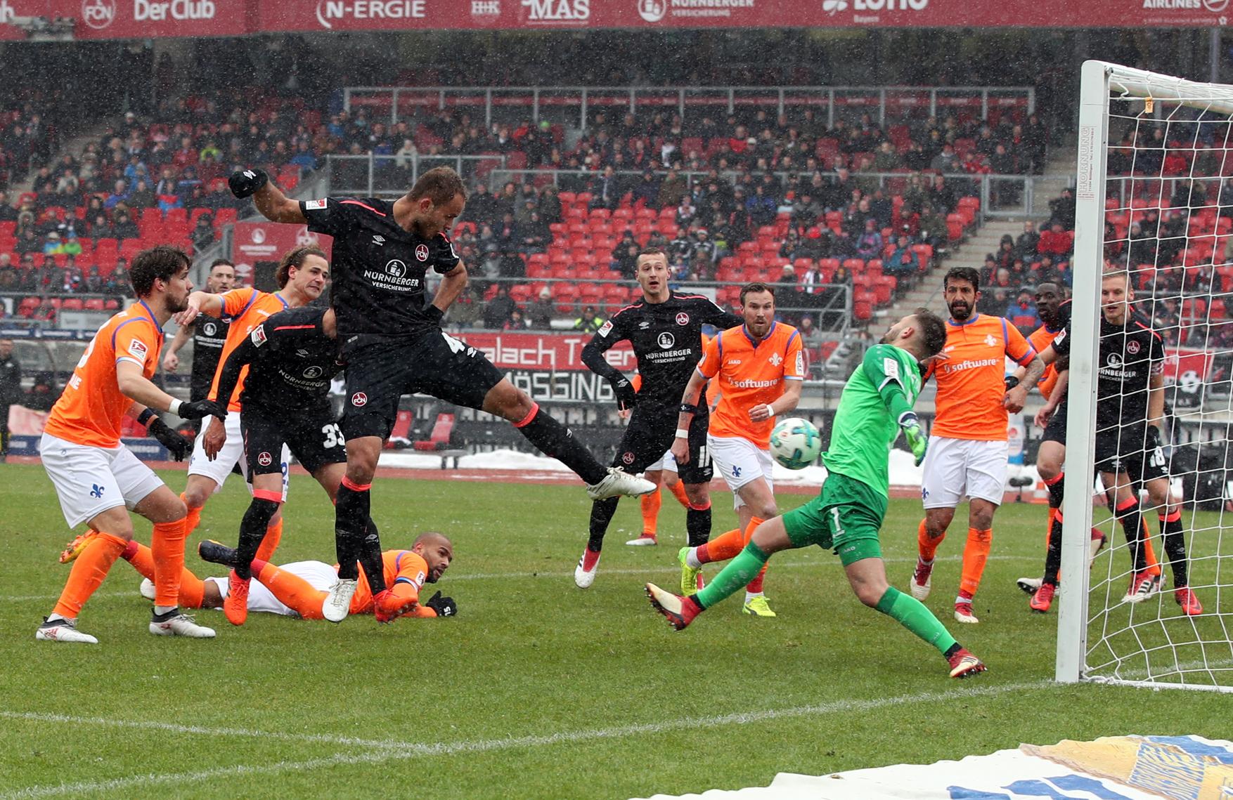 Aus dem Spiel heraus gl&uuml;ckte dem Club nun wenig. Nach Standards &ndash; beziehungsweise nach der achten Ecke, die bereits nach rund einer halben Stunde zu notieren war, h&auml;tte der aufger&uuml;ckte Ewerton nach einem Fehlgriff von SVD-Schlussmann Daniel Heuer Fernandes dennoch beinahe noch vor der Pause ausgeglichen.