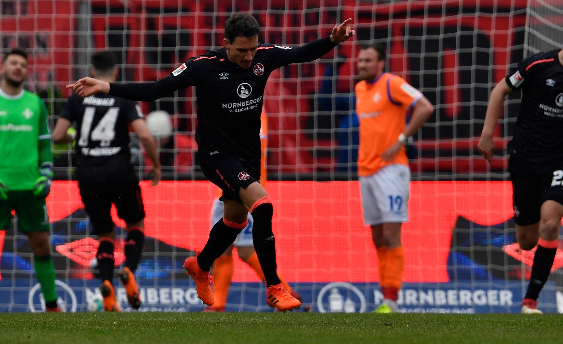 Dass dies dann zumindest einmal der Fall war, hatte der FCN Georg Margreitter zu verdanken. Nach einer weiteren der gesch&auml;tzt 500 Valentini-Ecken k&ouml;pfte Vorarlbergs Vorzeigeverteidiger das Leder Richtung rechtes Eck, wo es &ndash; auch weil Behrens den G&auml;ste-Keeper irritierte - einschlug.