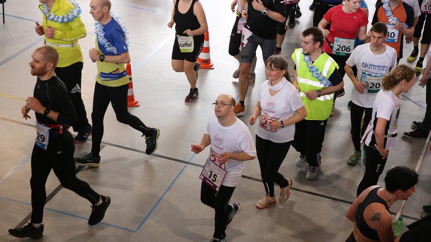 Am Sonntag beim Down-Syndrom-Marathon mussten die Läufer dann wegen des Schneefalls in die 60er-Halle ausweichen.