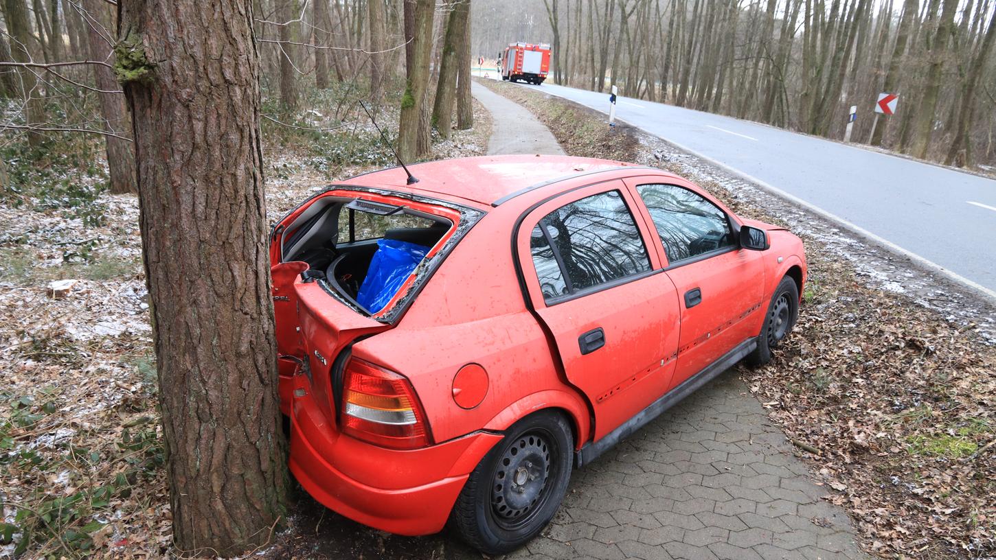 Langensendelbach: Opel prallt rückwärts gegen  Baum