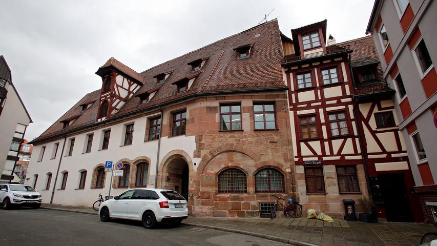 Das Herrenschießhaus besteht eigentlich aus zwei Gebäuden. Der ältere Trakt ist ein Fachwerkbau aus dem Jahr 1441, der etwas jüngere Renaissancebau wurde 1582/83 nach den Plänen von Stadtbaumeister Hans Dietmair errichtet.