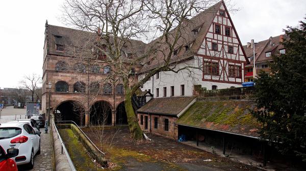 Gut möglich, dass sich da manch einer verwundert die Augen reibt: Die Künstlerinnen Joanna Maxellon und Anna Poetter lassen durchs Herrenschießhaus einen Elefanten wandern. Angeblich soll man dessen Schreie bis auf die Insel Schütt hören - auch wenn der Vierbeiner leider nur virtuell zugegen sein wird. Aber natürlich stand ein echtes Exemplar Pate für die Projektion.