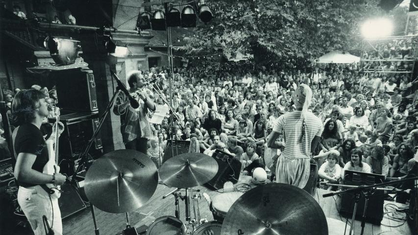 In den achtziger Jahren war der Innenhof Spielstätte des Bardentreffens. 1989 trat hier die Band Argile auf.