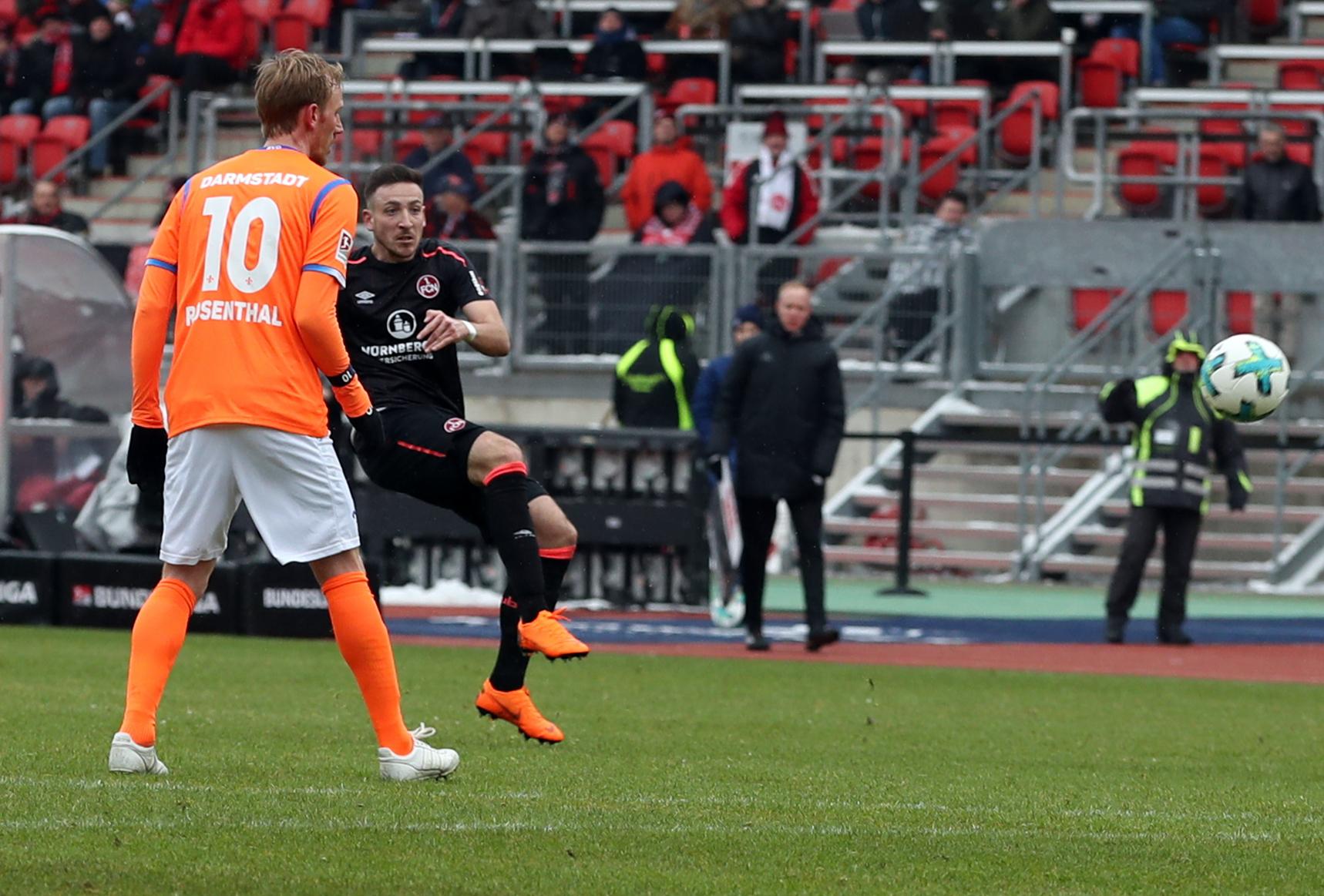 Auch wenn sich Darmstadt zwischenzeitlich ein bisschen befreite, blieb N&uuml;rnberg am Dr&uuml;cker. Nachdem Kreativkraft M&ouml;hwald den Ball in der 71. Minute an den rechten Innenpfosten platziert hatte, musste man sich dennoch ernsthaft Sorgen machen, ob der Chancenwucher-Club auch seiner zuletzt mageren Trefferbilanz an diesem Sonntag &uuml;berhaupt in der Lage sein sollte, das Spielger&auml;t im G&auml;ste-Tor unterzubringen.