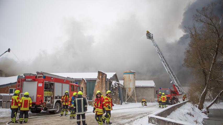 Lagerhalle geht zum zweiten Mal in Flammen auf
