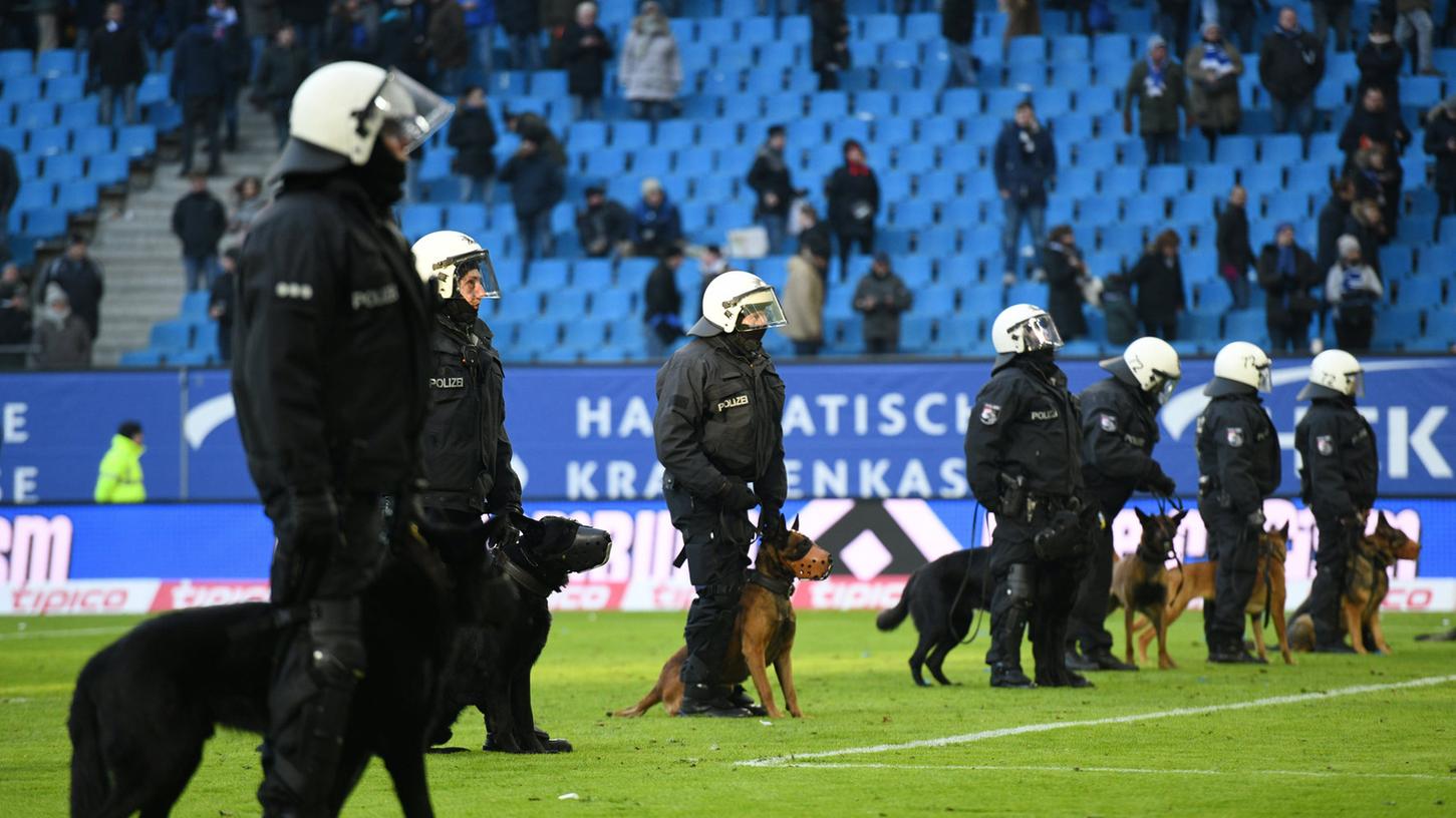 Ein versuchter Platzsturm einiger Vermummter wurde am Samstag in Hamburg von den Ordnungskräften und der Polizei unterbunden.