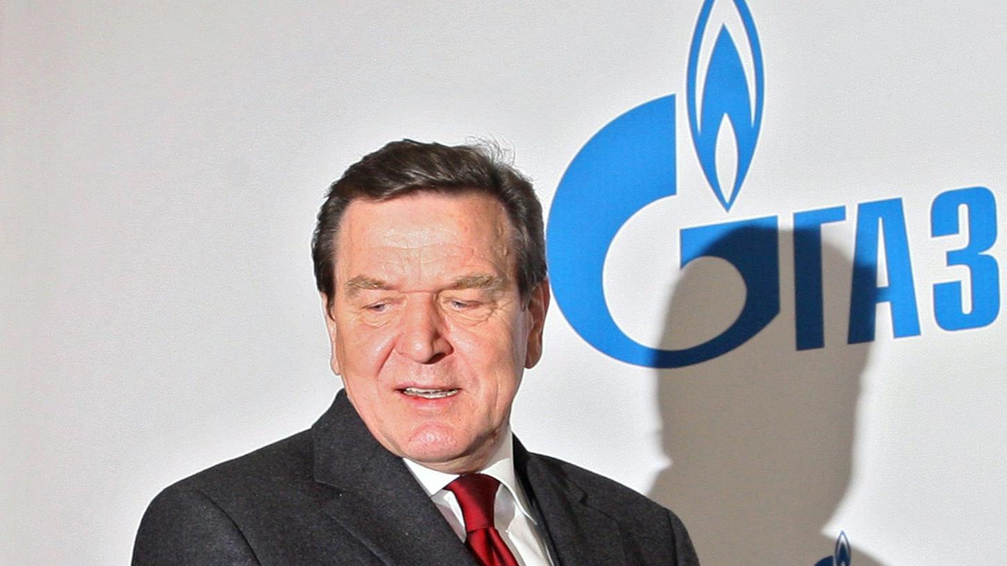 Nach seiner Zeit als Bundeskanzler machte Gerhard Schröder Karriere in der russischen Erdgasindustrie, wo er 2005 zu dem Unternehmen Nord Stream wechselte, das eine Gasfernleitung von Russland durch die Ostsee direkt nach Deutschland plant. Nord Stream gehört mehrheitlich dem russischen Energiekonzern Gazprom.