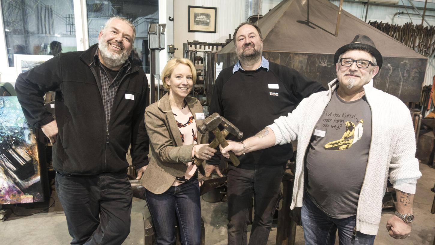 Kunst und Wirtschaft: Gastgeber Uwe Weber, Langenzenns City-Managerin Michaela Auer, die Künstler Hannes Mann und Roland Hermann. Kunst und Wirtschaft: Gastgeber Uwe Weber, Langenzenns City-Managerin Michaela Auer, die Künstler Hannes Mann und Roland Hermann.