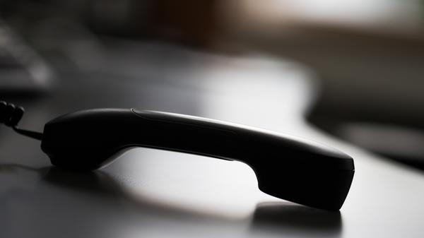 Präventiv soll es den Beamten künftig erlaubt sein, zum Beispiel Briefe zu durchsuchen oder E-Mails, Telefone und Handys abzuhören. Präventiv heißt: Wenn sie eine Gefahr vermuten, sie konkret aber nicht belegen können.
