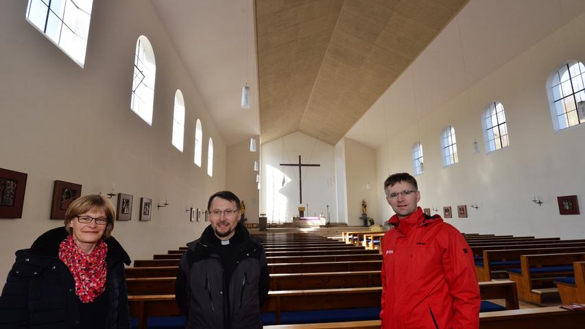 Pfarrsekretärin Elisabeth Heß, Pfarrer Krzsytof Labak und Kirchenpfleger Daniel Heß (v.li.) freuen sich über die gelungene Sanierung.