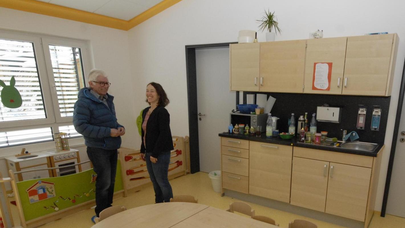 Schmuck geworden sind die neuen Räume für die Krippenkinder, wie auch Bürgermeister Klaus Hacker und KiTa-Leiterin Christine Stöbling finden.