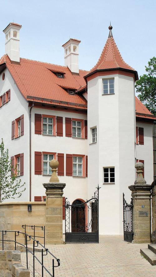 Heroldsberg wird durch das einzigartige Ensemble von insgesamt vier Herrensitzen der Nürnberger Patrizierfamilie Geuder geprägt. Das sogenannte „Weiße Schloss“ entstand anstelle eines im Zweiten Markgrafenkrieg 1552 zerstörten Vorgängerbaus zwischen 1565 und 1587. Es präsentiert sich als dreigeschossiger Satteldachbau mit Schopfwalm. Ein polygonaler Treppenturm wurde während einer barocken Umbauphase im 18. Jahrhundert angefügt, bei der auch im Inneren die Raumstruktur geändert und u. a. ein repräsentativer Saal eingerichtet wurde.