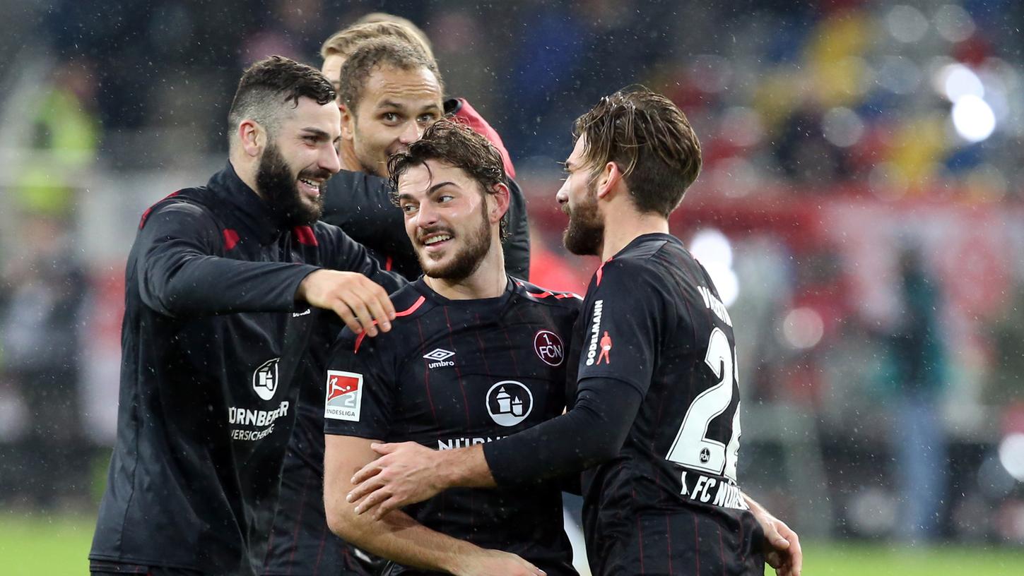 Dafür wird es von den Kollegen eine Umarmung extra geben: Tim Leibold wird auch in der kommenden Saison das Trikot des 1. FC Nürnberg tragen.