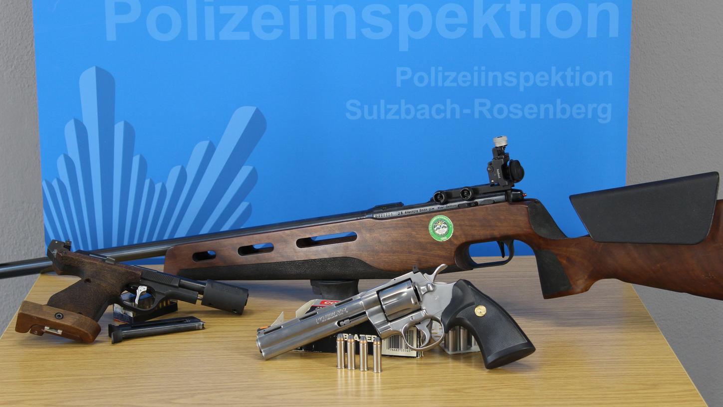 Diese Waffen haben die Beamten bei dem 76-jährigen Rentner, der aus Furcht vor einem Einbrecher durch seine Schlafzimmertür geschossen hat, bei Sulzbach-Rosenberg sichergestellt. Diese Waffen haben die Beamten bei dem 76-jährigen Rentner, der aus Furcht vor einem Einbrecher durch seine Schlafzimmertür geschossen hat, bei Sulzbach-Rosenberg sichergestellt.