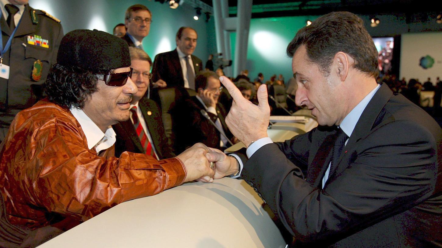 Nicolas Sarkozy (rechts) soll in seiner Zeit als französischer Innenminister Geld vom damaligen libyschen Machthaber Gaddafi erhalten haben.