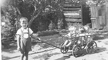 Walter Mossner als Kind und heute: Das Bild links entstand etwa 1935. Ende 1945 erlebte er als Junge das Kriegsende in Schwabach mit. 1957 wanderte Mossner in die USA aus und machte dort Karriere in der Autobranche. Walter Mossner als Kind und heute: Das Bild links entstand etwa 1935. Ende 1945 erlebte er als Junge das Kriegsende in Schwabach mit. 1957 wanderte Mossner in die USA aus und machte dort Karriere in der Autobranche.