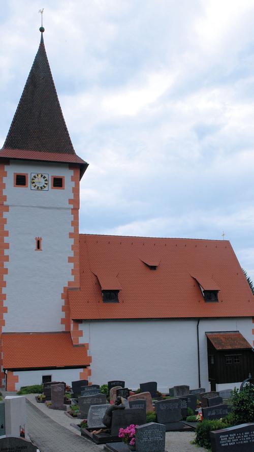 Die Marienkirche in Vorra hat eine reiche Baugeschichte. Die mittelalterliche Chorturmanlage entstand bereits um 1200. Im Untergeschoss des Chorturms ist noch ein romanisches Triforium erhalten. Die Turmobergeschosse mit dem spitzen Pyramidendach stammen von 1442/1442, das Langhaus entstand nur wenig später und ist dendrochronologisch auf 1451/52 datiert. 1736 gab schließlich die Heirat von Maria Helena Tetzel (1684–1743) mit dem verwitweten Christoph Wilhelm III. Scheurl von Defersdorf (1679–1749) den Anlass für die Barockisierung der Kirche. Die Wappen der beiden Patrizierfamilien an der Patronatsloge weisen darauf hin. Dieses baugeschichtlich höchst interessante Denkmal erfuhr 2016 bis 2017 eine komplette Instandsetzung, deren Details sich kaum auflisten lassen. Der Dachstuhl des Langhauses war gut erhalten. Hier mussten nur die Gauben repariert und einige Stellen im Stuhl zimmermannsmäßig überarbeitet werden.
