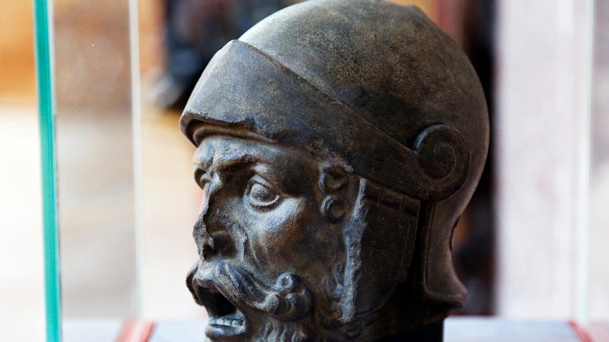 Blick auf Details: Dieser Kopf, der auf dem Relief ersetzt wurde, kam unter Kriegsschutt wieder zutage.