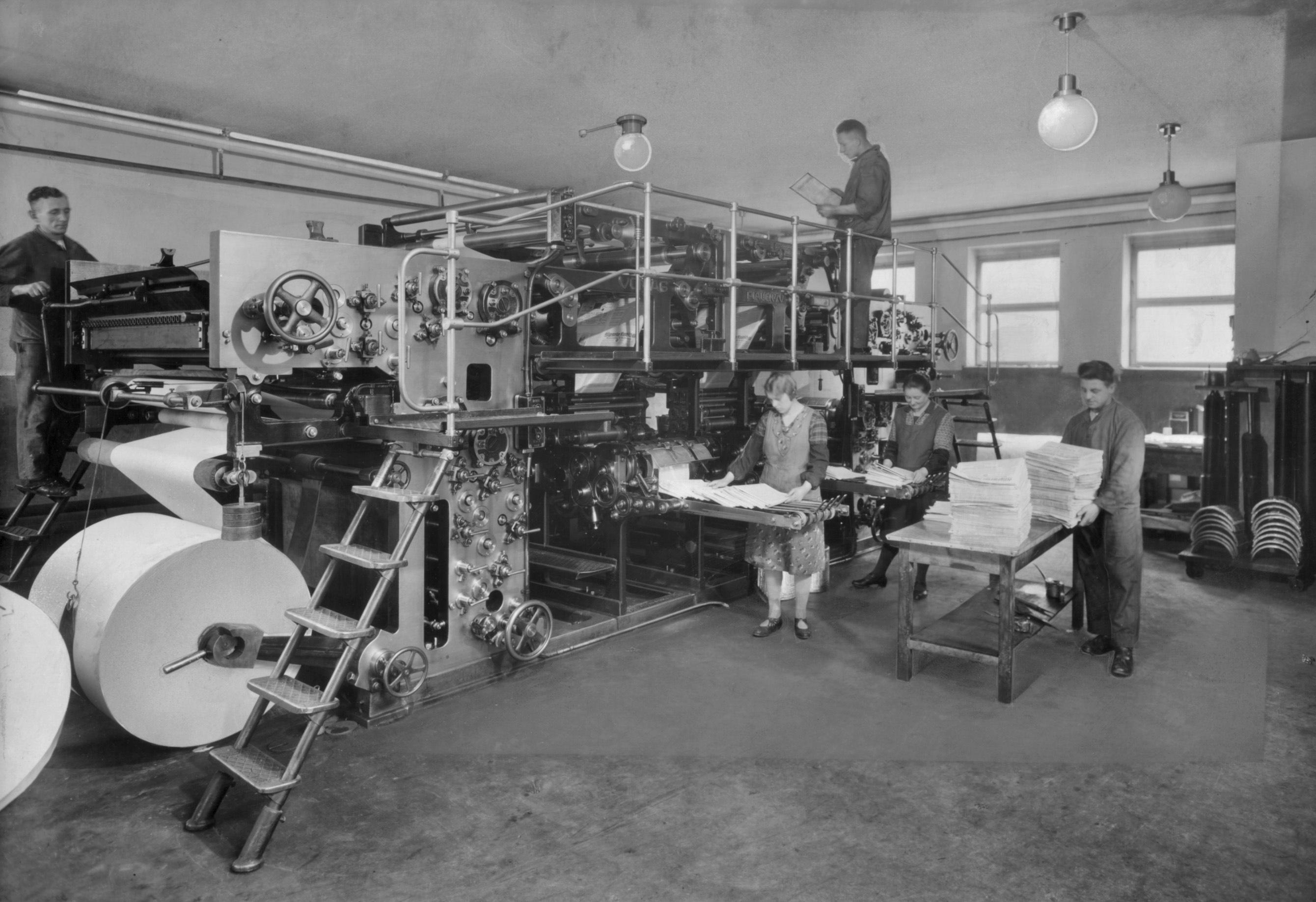 Nach dem Krieg befindet sich in der zerstörten Stadt jedoch keine einzige Druckmaschine mehr, mit deren Hilfe die Zeitung hätte produziert werden können. Und so druckt die unversehrt gebliebene Druckerei Bollmann in Zirndorf ab Oktober 1945 zunächst die Nürnberger Nachrichten und ab 1948 auch die Fürther Nachrichten.