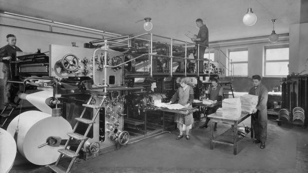 Nach dem Krieg befindet sich in der zerstörten Stadt jedoch keine einzige Druckmaschine mehr, mit deren Hilfe die Zeitung hätte produziert werden können. Und so druckt die unversehrt gebliebene Druckerei Bollmann in Zirndorf ab Oktober 1945 zunächst die Nürnberger Nachrichten und ab 1948 auch die Fürther Nachrichten.