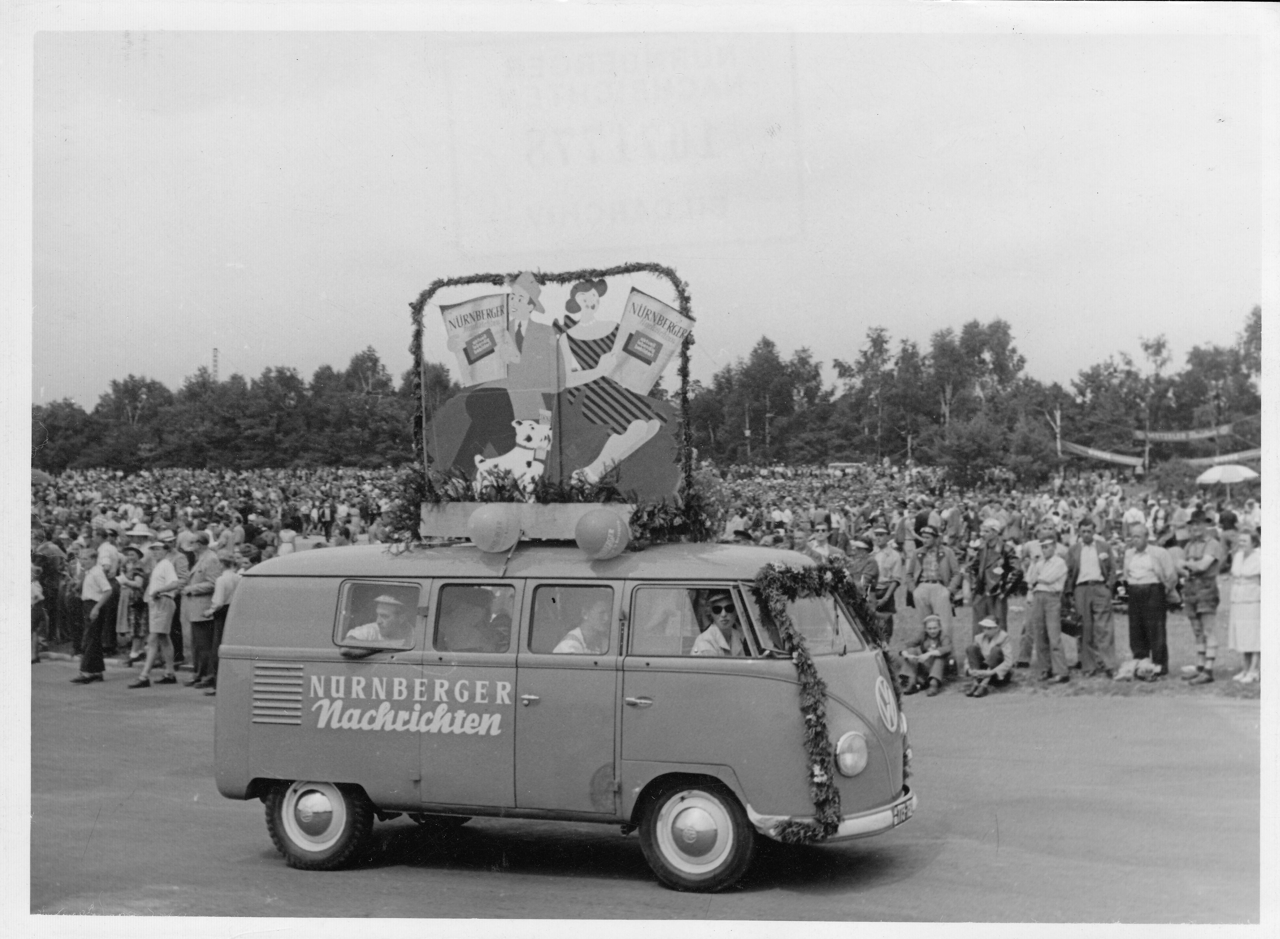 Schnell entwickelt sich die NN zu einer wichtigen Größe in der Region, die überall präsent ist - wie hier beim Norisringrennen in den 50er Jahren.