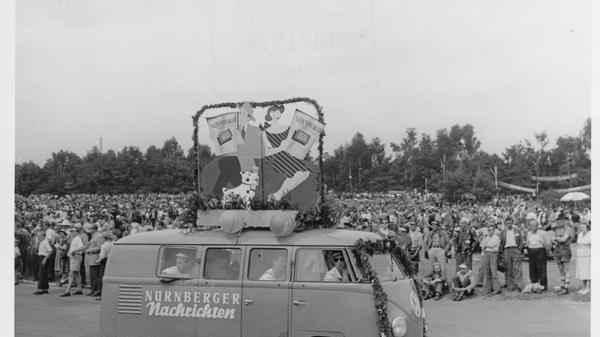 Schnell entwickelt sich die NN zu einer wichtigen Größe in der Region, die überall präsent ist - wie hier beim Norisringrennen in den 50er Jahren.