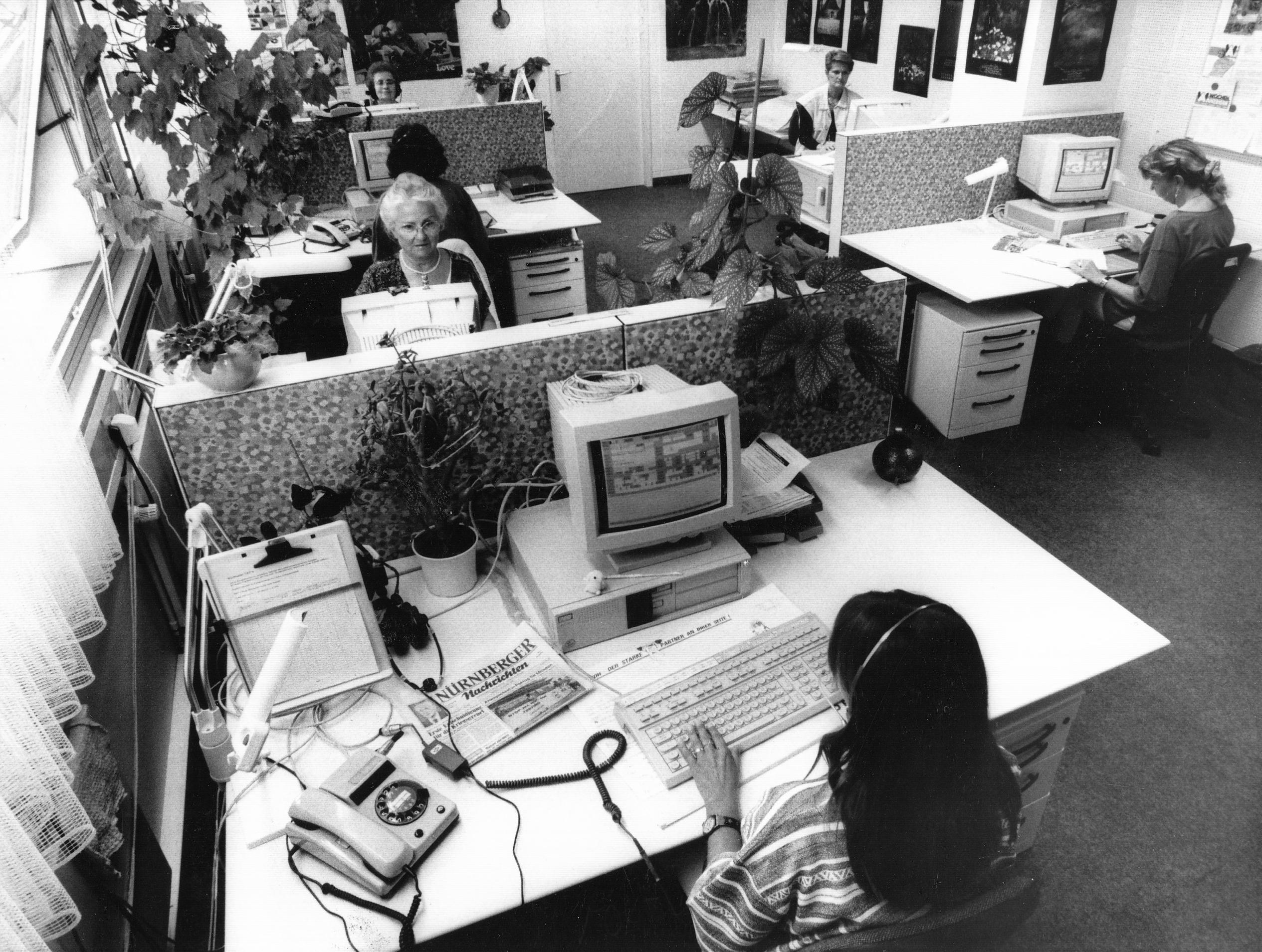 Nicht nur die Druckerei, auch die Büroausstattung wird moderner. Schreiben die Journalisten der NN anfangs noch auf mechanischen Schreibmaschinen, beginnt in den 90ern mit aus heutiger Sicht kuriosen Flimmerkisten das Computer-Zeitalter.