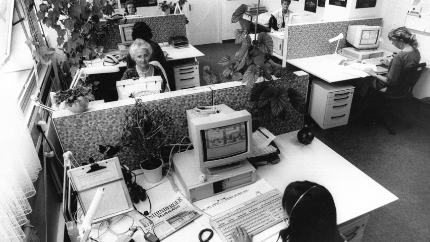 Nicht nur die Druckerei, auch die Büroausstattung wird moderner. Schreiben die Journalisten der NN anfangs noch auf mechanischen Schreibmaschinen, beginnt in den 90ern mit aus heutiger Sicht kuriosen Flimmerkisten das Computer-Zeitalter.