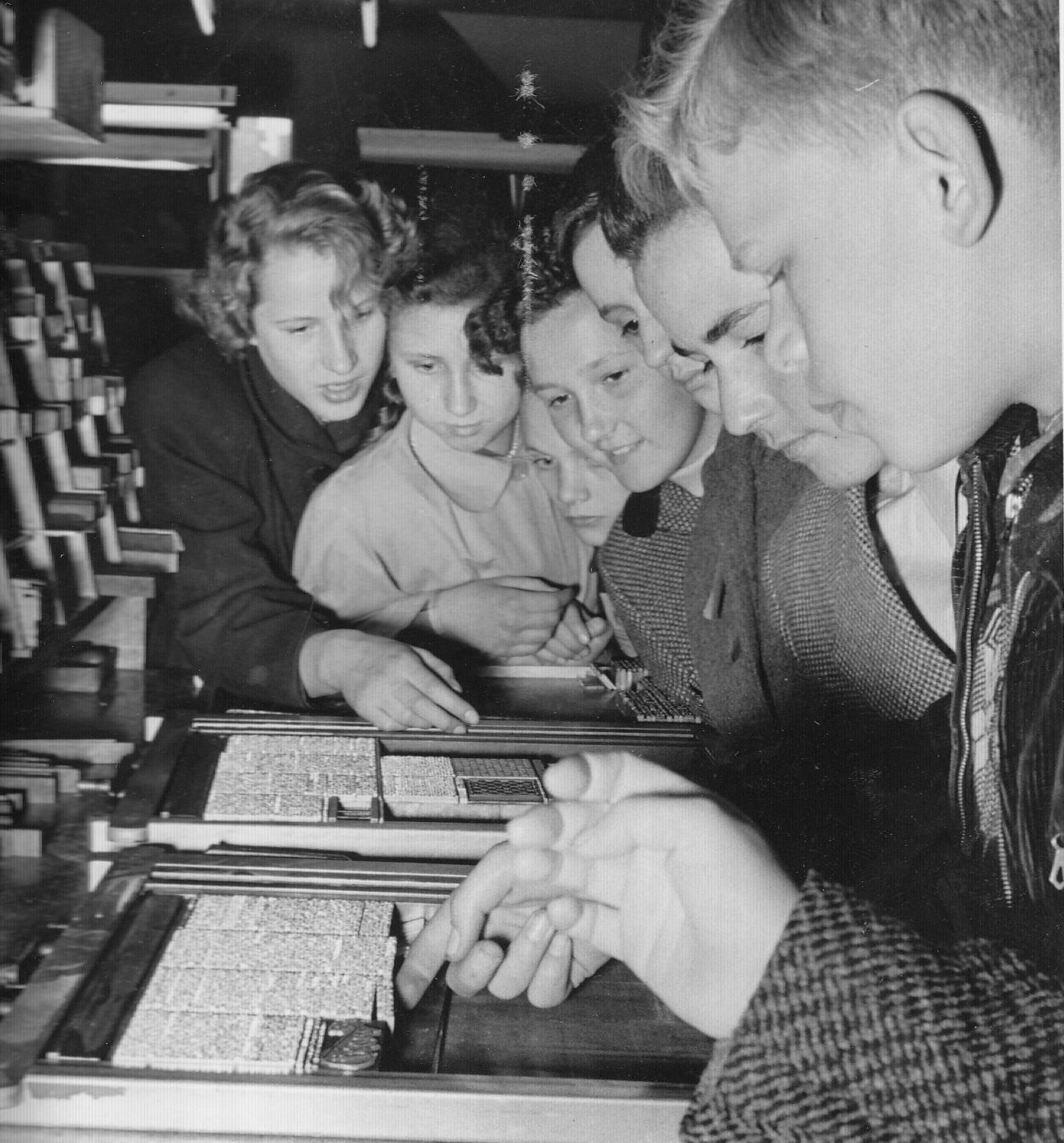 Hier versuchen beispielsweise Jugendliche beim Redaktionsbesuch die Zeilen der nächsten Roman-Fortsetzung (damals ein bewährter Bestandteil jeder Ausgabe) rückwärts zu entziffern.