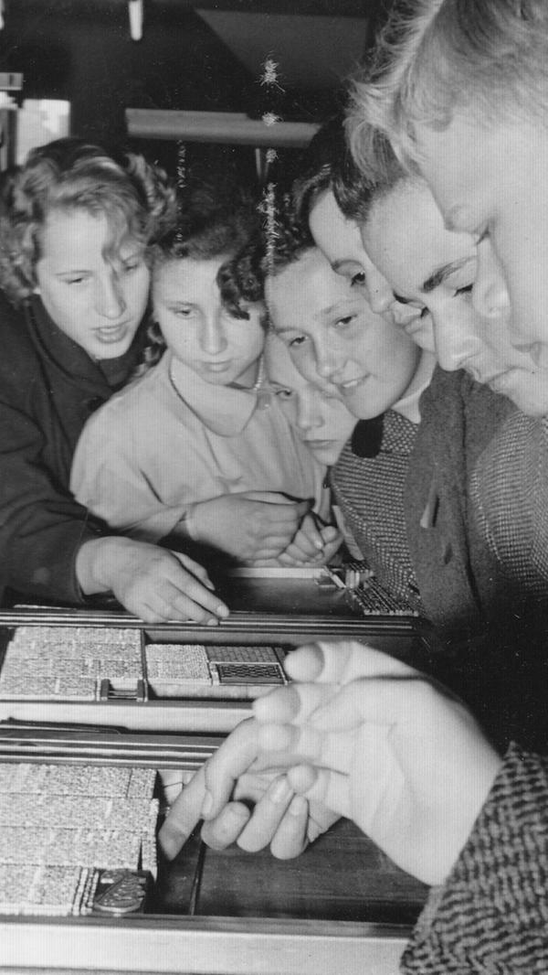 Hier versuchen beispielsweise Jugendliche beim Redaktionsbesuch die Zeilen der nächsten Roman-Fortsetzung (damals ein bewährter Bestandteil jeder Ausgabe) rückwärts zu entziffern.