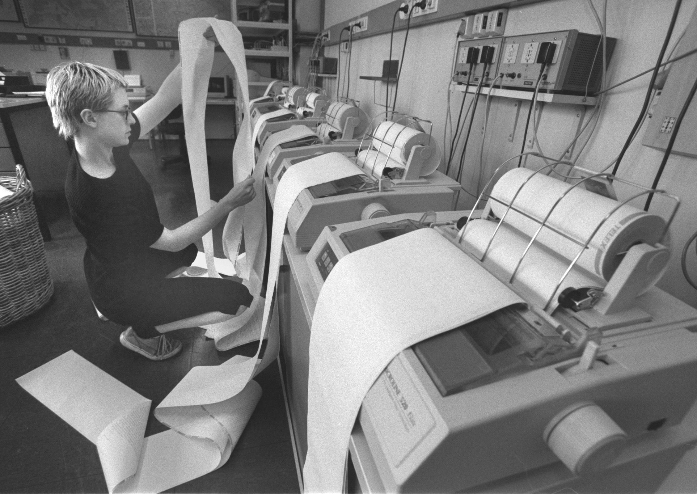 Während anfangs Nachrichten und Artikel von freien Mitarbeitern noch telefonisch diktiert werden, übernimmt bis kurz nach der Jahrtausendwende der Fernschreiberraum die Textübermittlung.