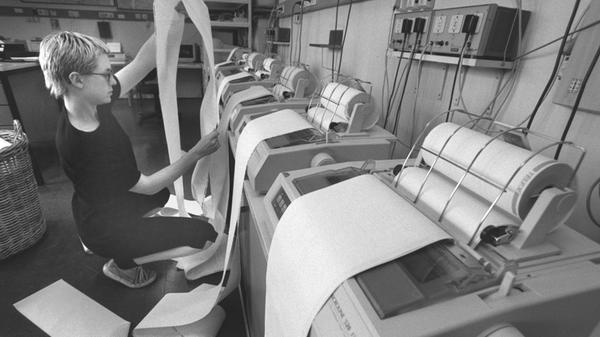 Während anfangs Nachrichten und Artikel von freien Mitarbeitern noch telefonisch diktiert werden, übernimmt bis kurz nach der Jahrtausendwende der Fernschreiberraum die Textübermittlung.