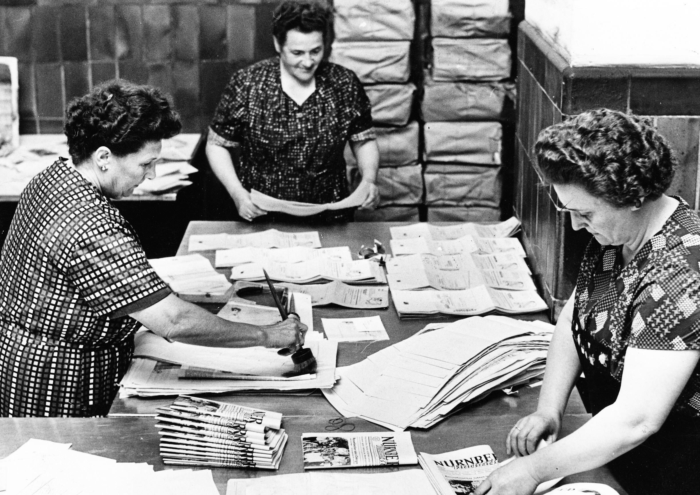 In den frühen 50er Jahren liegt die Auflage der NN bereits bei stattlichen 150.000 Exemplaren. Auch im Urlaub können Abonnenten ihre Zeitung lesen. Hier zu sehen: Die Abteilung "Reiseversand", deren Mitarbeiter aktuelle Ausgaben an den Urlaubsort der Leser verschicken.