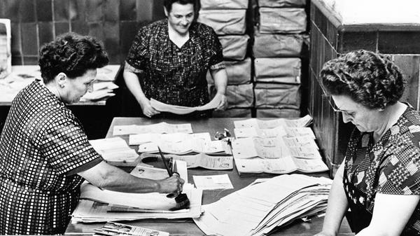 In den frühen 50er Jahren liegt die Auflage der NN bereits bei stattlichen 150.000 Exemplaren. Auch im Urlaub können Abonnenten ihre Zeitung lesen. Hier zu sehen: Die Abteilung "Reiseversand", deren Mitarbeiter aktuelle Ausgaben an den Urlaubsort der Leser verschicken.