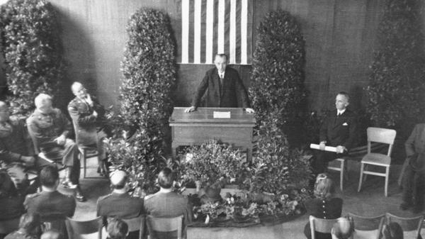 Wo 1945 alles begann: Fünf Monate nach dem Ende des "Totalen Kriegs", der auch Nürnberg in Schutt und Asche gelegt hatte, bekam als erster Herausgeber Dr. Joseph Drexel am 11. Oktober 1945 feierlich die Lizenzurkunde Nr. 3 überreicht - die Nürnberger Nachrichten waren geboren. Sie erscheinen zunächst in einer sechsseitigen Ausgabe.