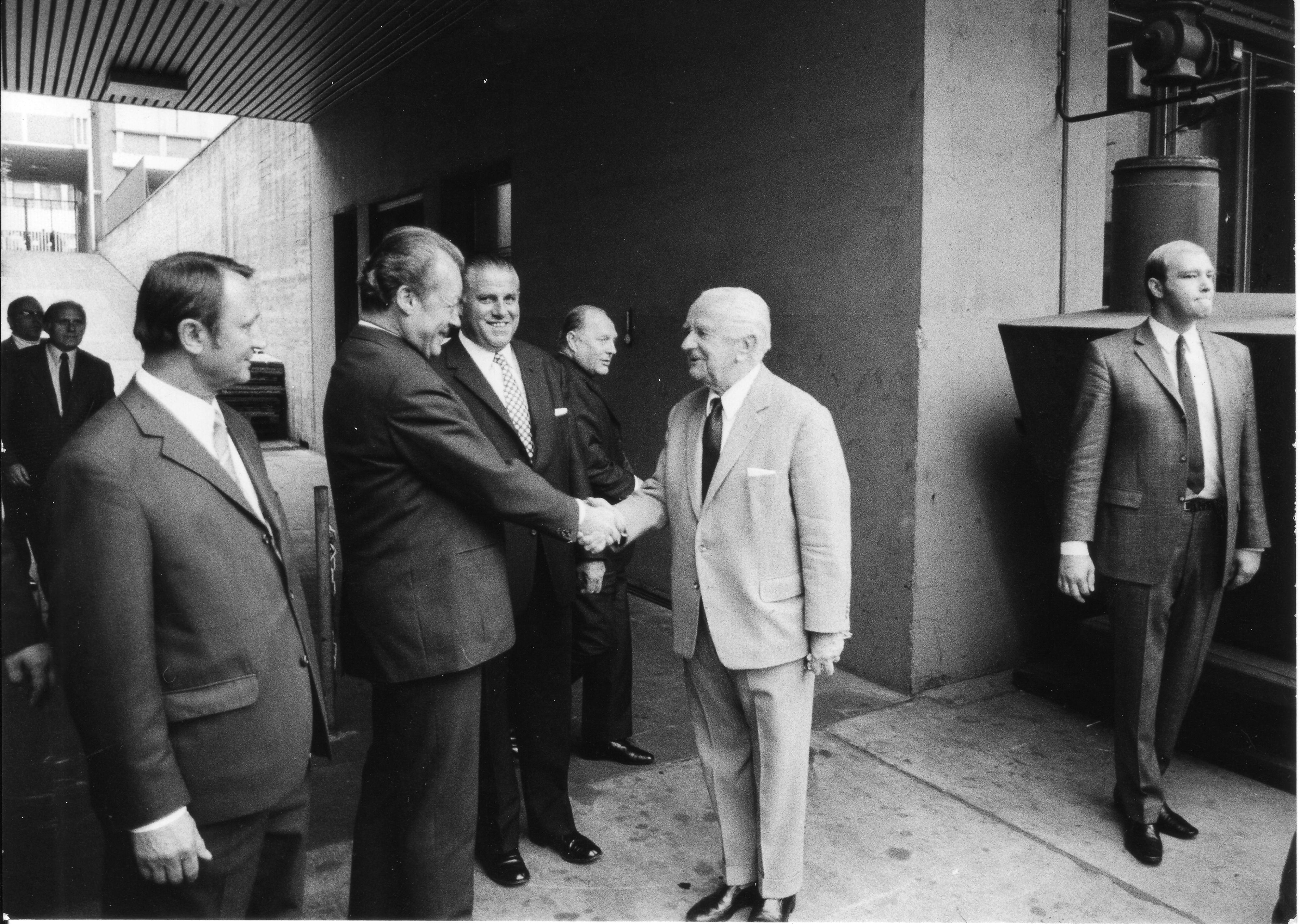 Nicht nur zu Jubiläen besucht die Prominenz der Politik das Zeitungshaus in Nürnbergs Innenstadt: Hier zu sehen Bundeskanzler Willy Brandt mit dem Verleger Joseph E. Drexel. Zwischen den beiden: Nürnbergs Oberbürgermeister Andreas Urschlechter.
