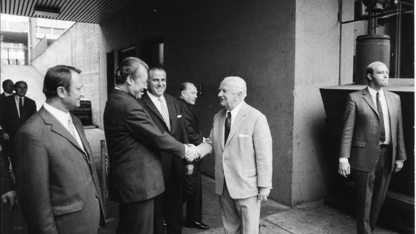 Nicht nur zu Jubiläen besucht die Prominenz der Politik das Zeitungshaus in Nürnbergs Innenstadt: Hier zu sehen Bundeskanzler Willy Brandt mit dem Verleger Joseph E. Drexel. Zwischen den beiden: Nürnbergs Oberbürgermeister Andreas Urschlechter.