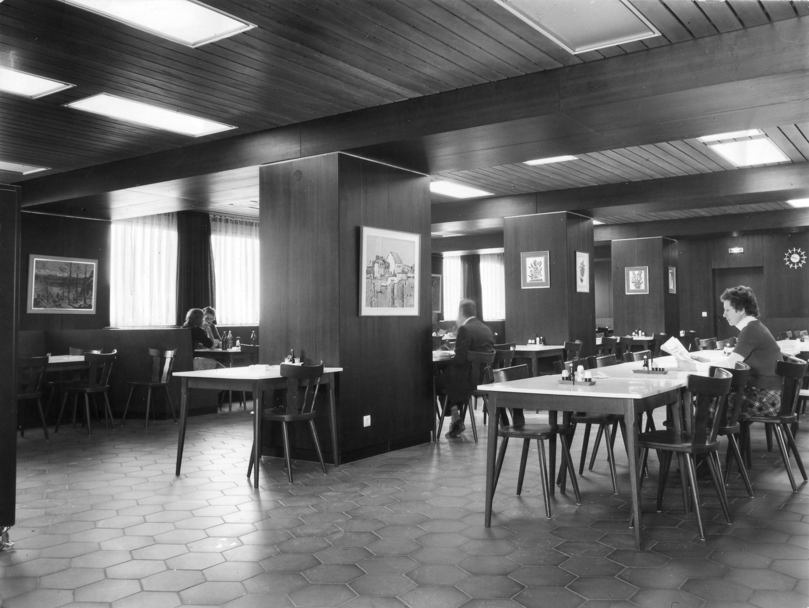 Den massiven Veränderungen zum Trotz bleibt manches über die Jahrzehnte hinweg nahezu unverändert. Wer sie kennt: Die Kantine der Nürnberger Nachrichten, hier in einer Aufnahme aus den 1970er Jahren, sieht auch heute immer noch fast genauso aus. Jetzt nicht erschrecken:...