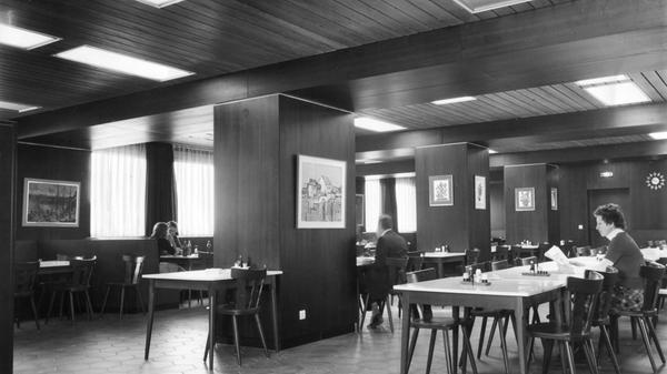 Den massiven Veränderungen zum Trotz bleibt manches über die Jahrzehnte hinweg nahezu unverändert. Wer sie kennt: Die Kantine der Nürnberger Nachrichten, hier in einer Aufnahme aus den 1970er Jahren, sieht auch heute immer noch fast genauso aus. Jetzt nicht erschrecken:...