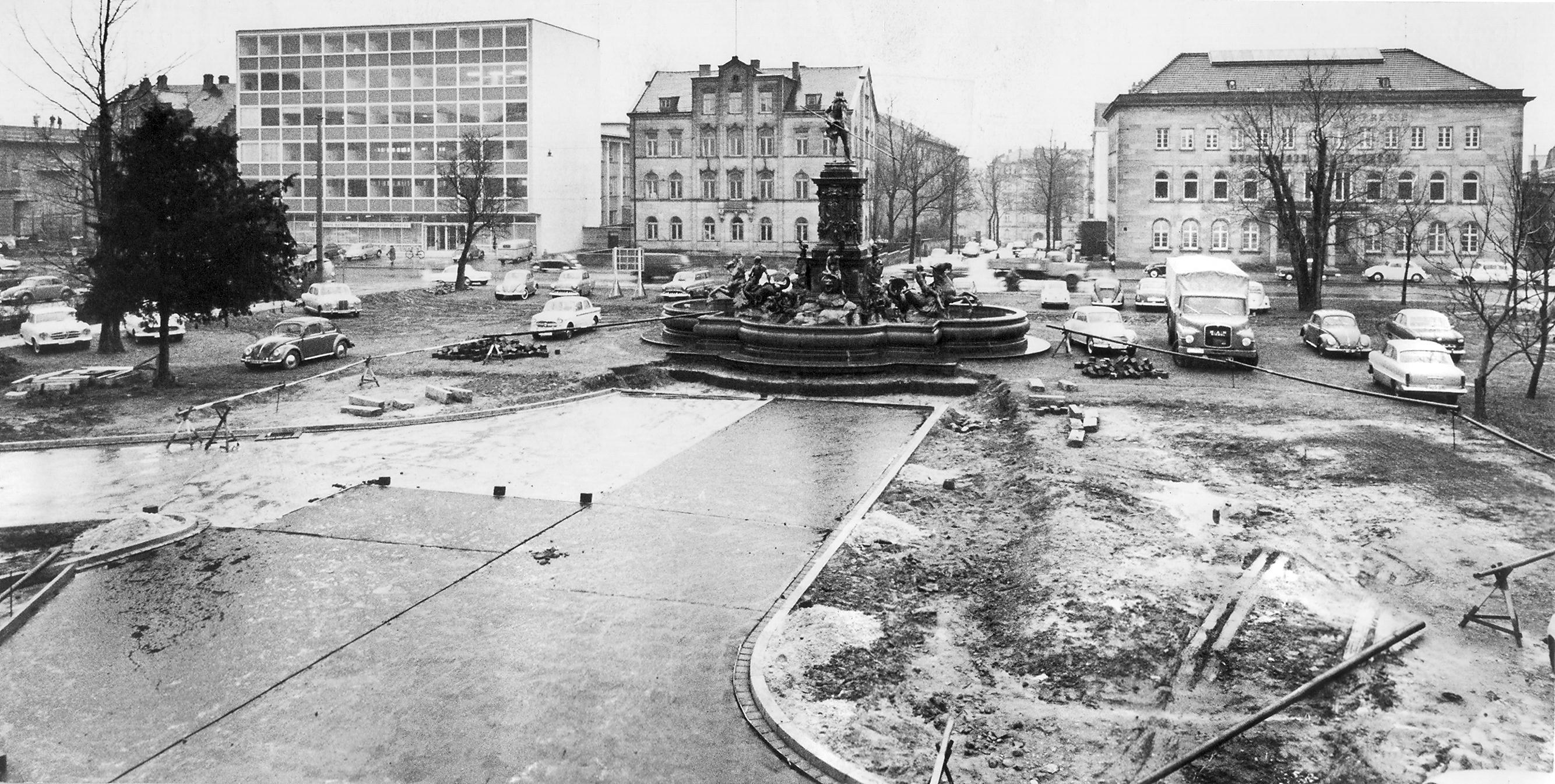 Damals sieht der spätere Willy-Brandt-Platz übrigens noch vollkommen anders aus als heute. Vor dem Verlagsgebäude steht bis 1961 der Neptunbrunnen, der dann aber den Straßenbauarbeiten weichen muss. Heute befindet er sich im Stadtpark.