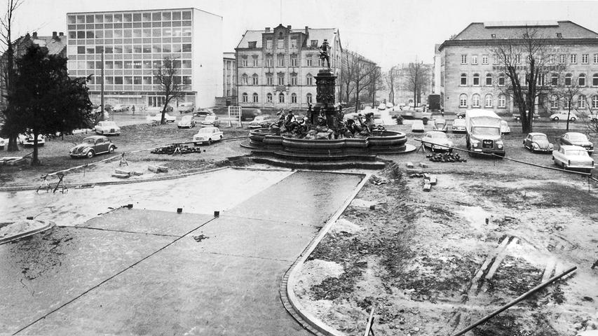 Damals sieht der spätere Willy-Brandt-Platz übrigens noch vollkommen anders aus als heute. Vor dem Verlagsgebäude steht bis 1961 der Neptunbrunnen, der dann aber den Straßenbauarbeiten weichen muss. Heute befindet er sich im Stadtpark.