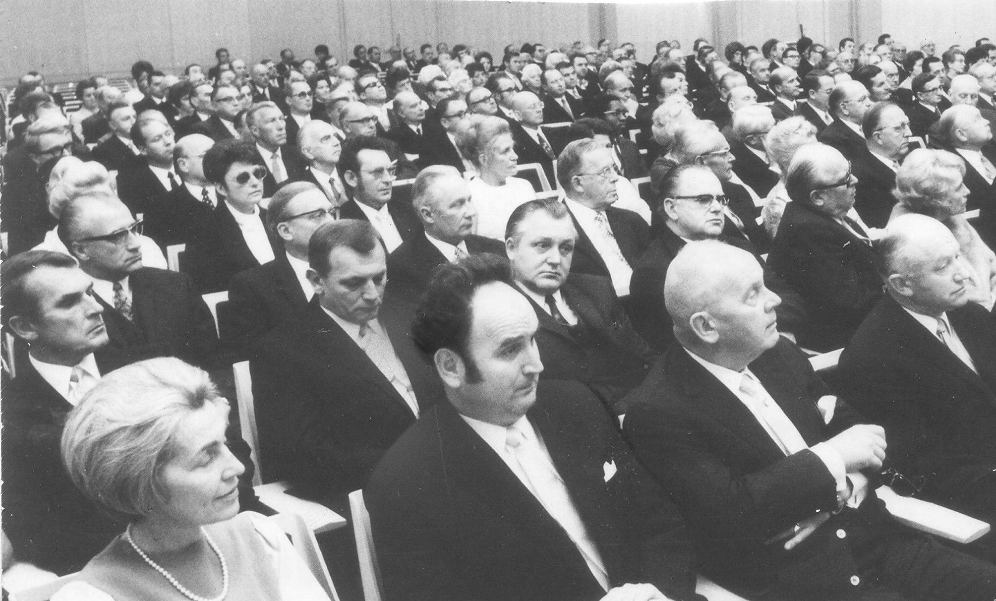 1970 feiert der Verlag Nürnberger Presse das 25-jährige Bestehen der Nürnberger Nachrichten in der Meistersingerhalle. Vorne von links: Staatssekretärin Hildegard Hamm-Brücher, Verleger Bruno Schnell und IHK-Präsident Fritz Scharlach. Hinter ihm die CSU-Bundestagsabgeordneten Oscar Schneider und Richard Stücklein.