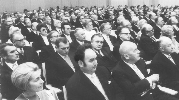 1970 feiert der Verlag Nürnberger Presse das 25-jährige Bestehen der Nürnberger Nachrichten in der Meistersingerhalle. Vorne von links: Staatssekretärin Hildegard Hamm-Brücher, Verleger Bruno Schnell und IHK-Präsident Fritz Scharlach. Hinter ihm die CSU-Bundestagsabgeordneten Oscar Schneider und Richard Stücklein.