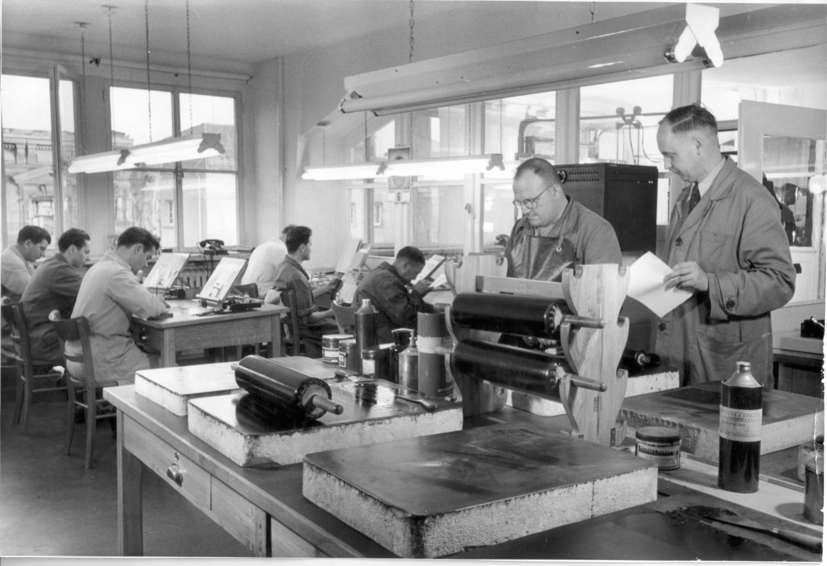 Bevor es in die Druckerei geht, bedarf die Zeitungsproduktion zu dieser Zeit eines großen Aufwands. Ein Blick in die sogenannte Ätzerei, in der die Bilder für den Druck vorbereitet werden.