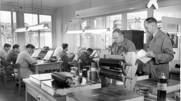 Bevor es in die Druckerei geht, bedarf die Zeitungsproduktion zu dieser Zeit eines großen Aufwands. Ein Blick in die sogenannte Ätzerei, in der die Bilder für den Druck vorbereitet werden.