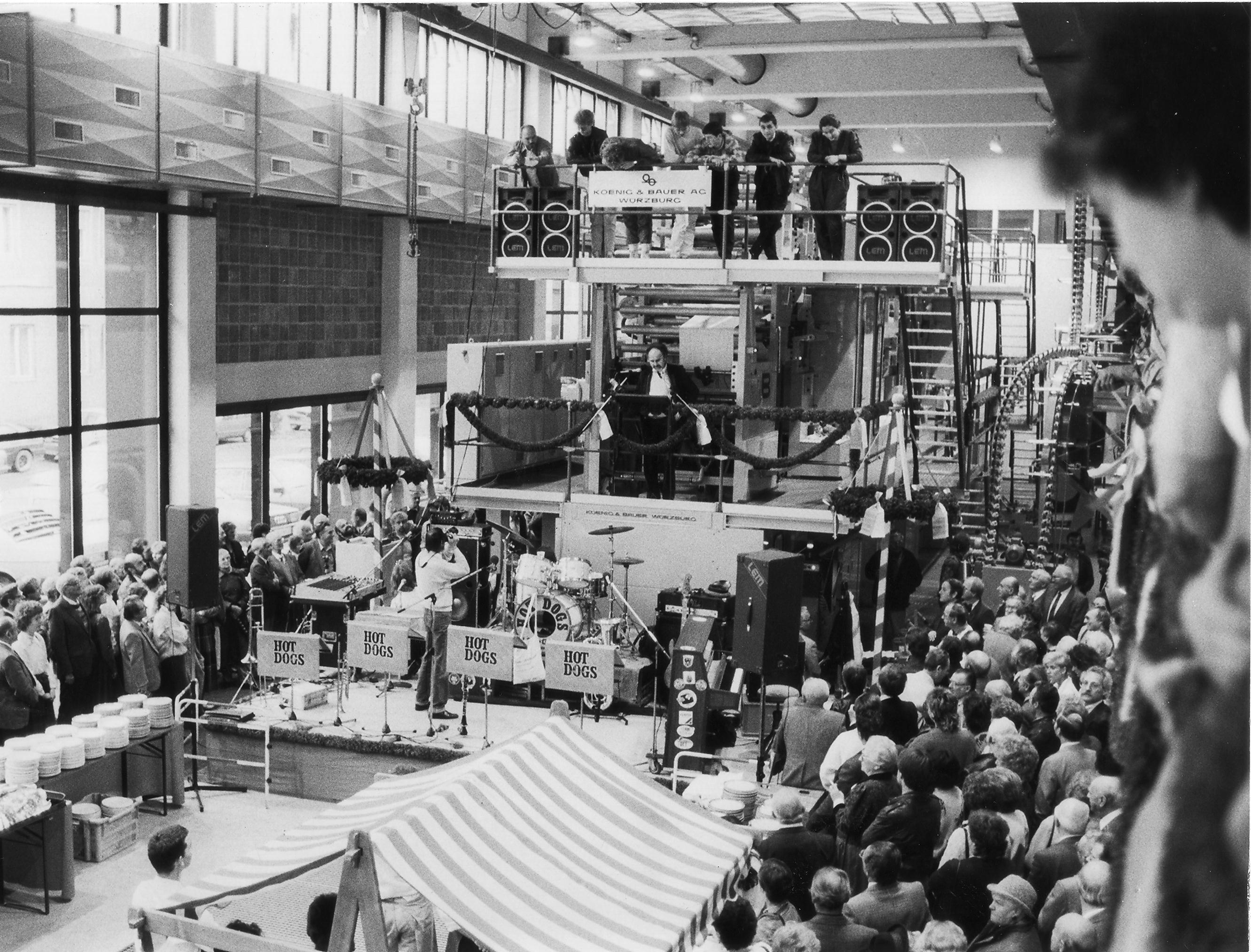 1986 wird das neue Druckhaus in der Blumenstraße eingeweiht - die damals ziemlich bekannten "Hot Dogs" spielen Dixie-Musik, nachdem Verleger Bruno Schnell seine Worte an die Belegschaft gerichtet hat.